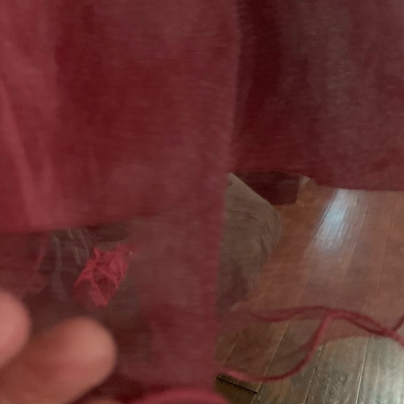 It is a red velvet with lace and gems - Picture 6 of 7